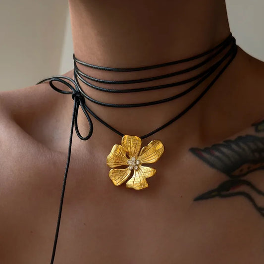 Retro flower necklace